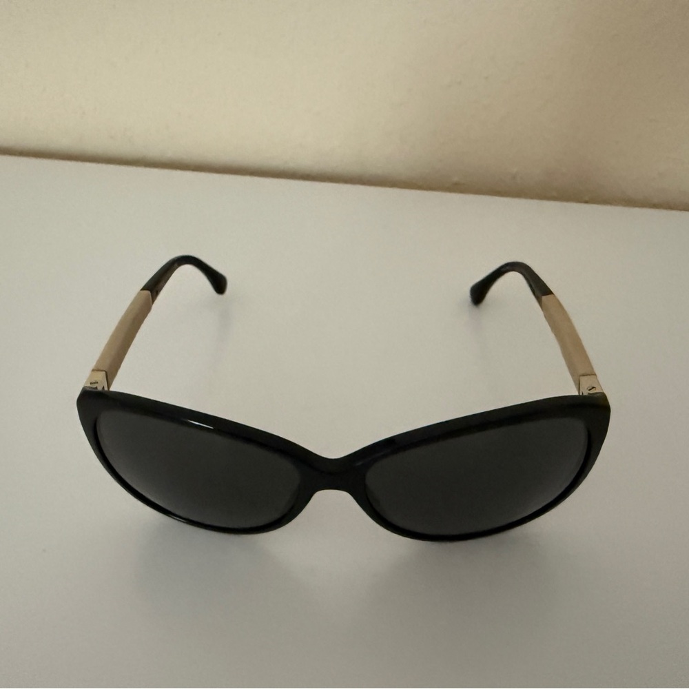 CHANEL Black Sunglasses with CC Temples - Picture 4 of 11